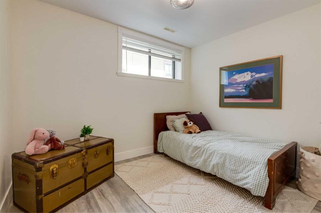 131 Thorncrest Road Nw, Calgary, AB - Indoor Photo Showing Bedroom