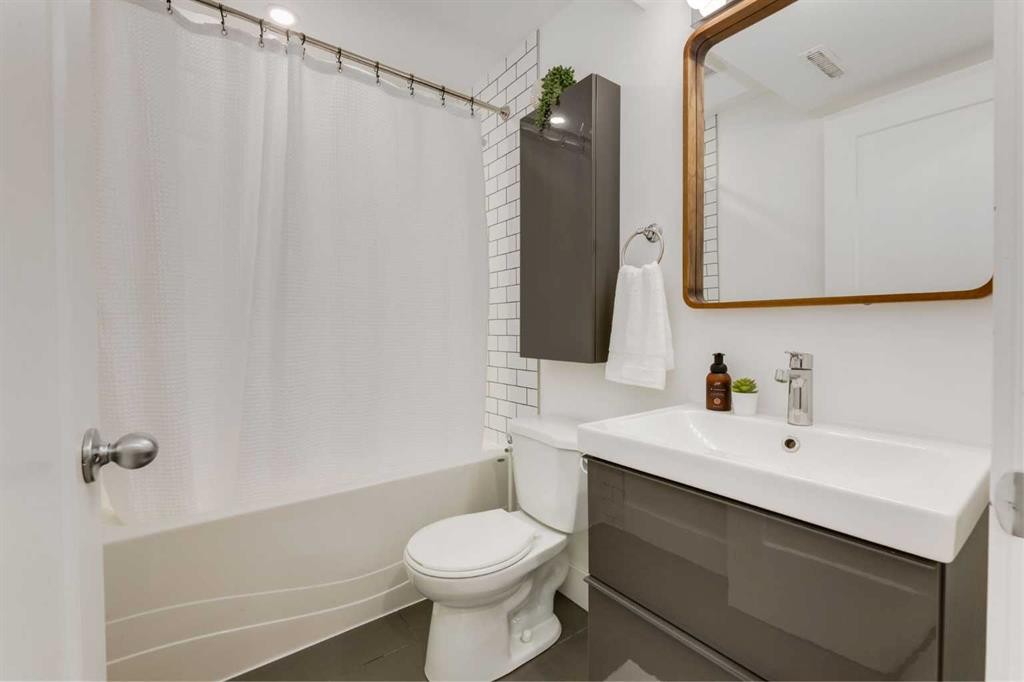131 Thorncrest Road Nw, Calgary, AB - Indoor Photo Showing Bathroom