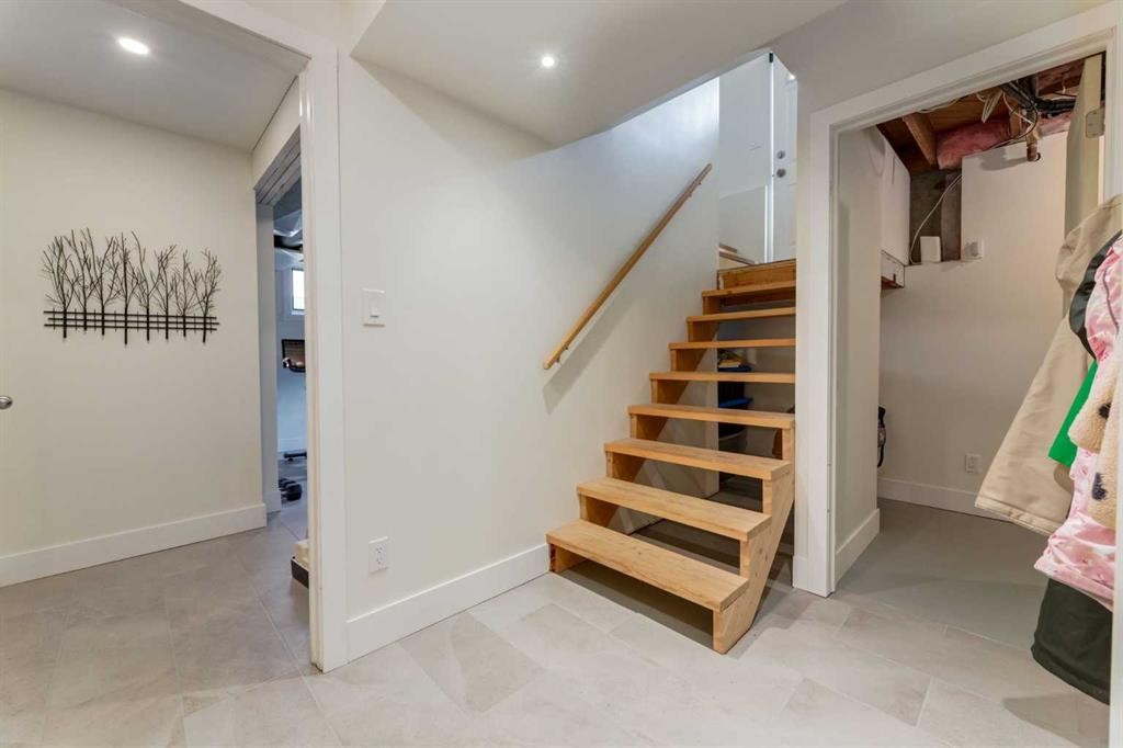 131 Thorncrest Road Nw, Calgary, AB - Indoor Photo Showing Other Room