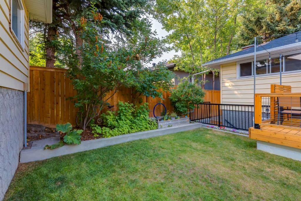 131 Thorncrest Road Nw, Calgary, AB - Outdoor With Deck Patio Veranda