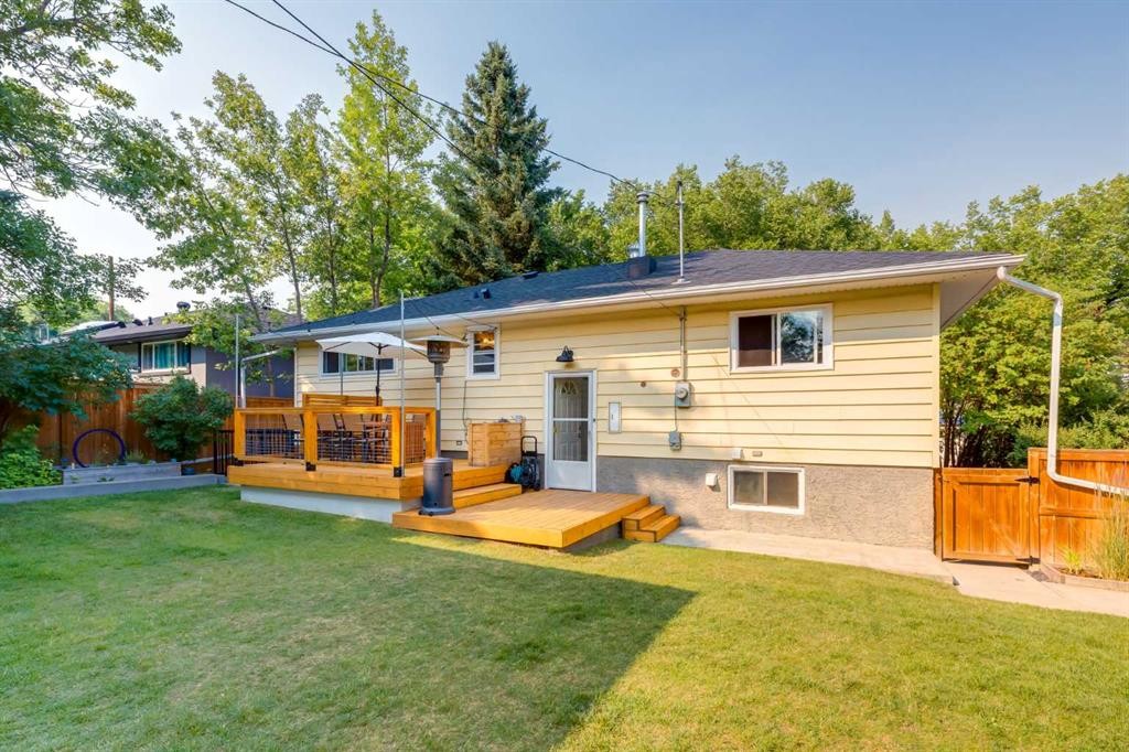 131 Thorncrest Road Nw, Calgary, AB - Outdoor With Deck Patio Veranda