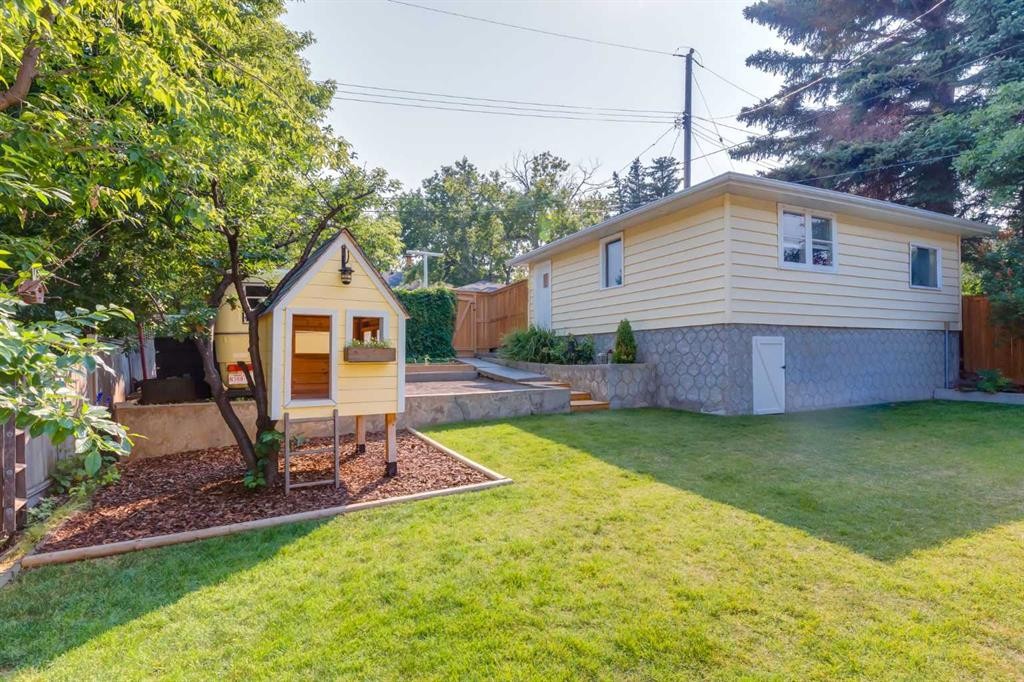 131 Thorncrest Road Nw, Calgary, AB - Outdoor