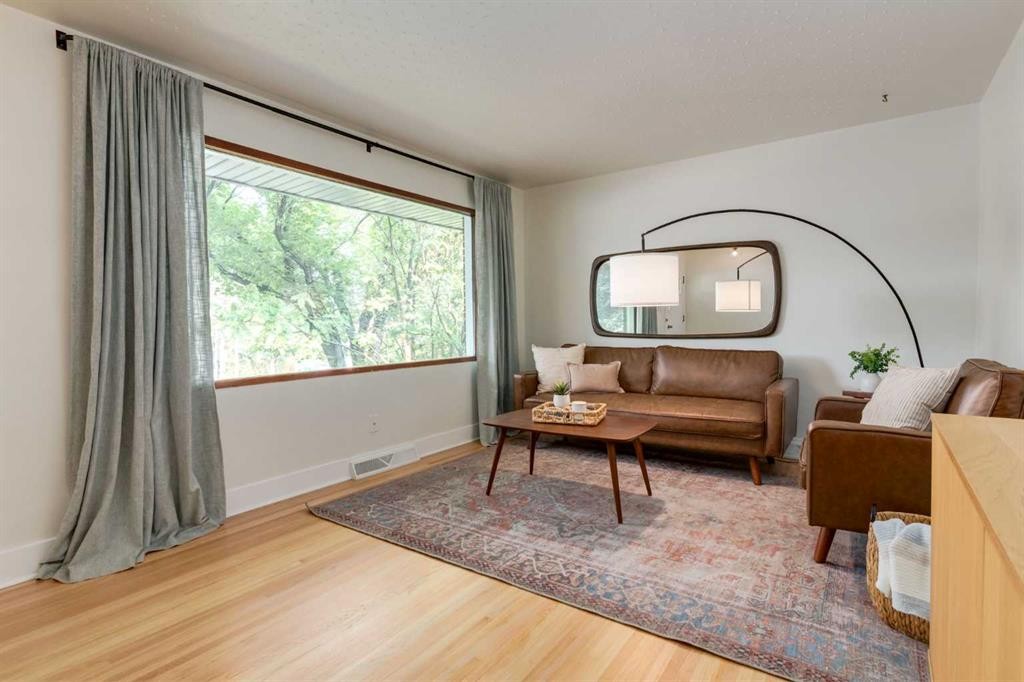 131 Thorncrest Road Nw, Calgary, AB - Indoor Photo Showing Living Room