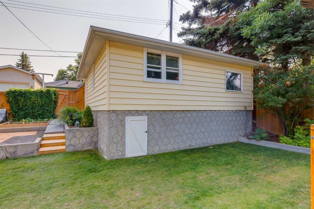 131 Thorncrest Road Nw, Calgary, AB - Outdoor With Exterior