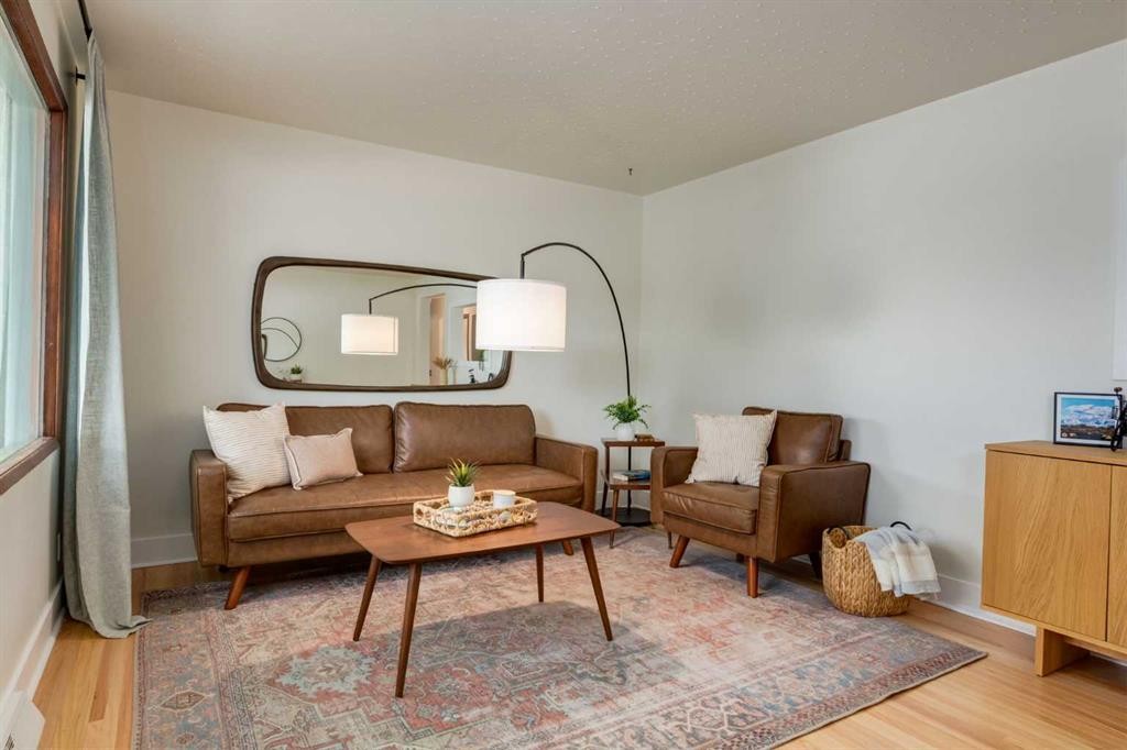 131 Thorncrest Road Nw, Calgary, AB - Indoor Photo Showing Living Room