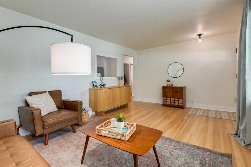 131 Thorncrest Road Nw, Calgary, AB - Indoor Photo Showing Living Room