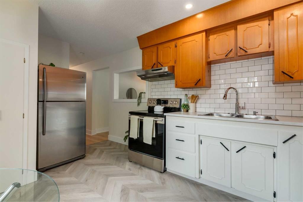 131 Thorncrest Road Nw, Calgary, AB - Indoor Photo Showing Kitchen With Double Sink