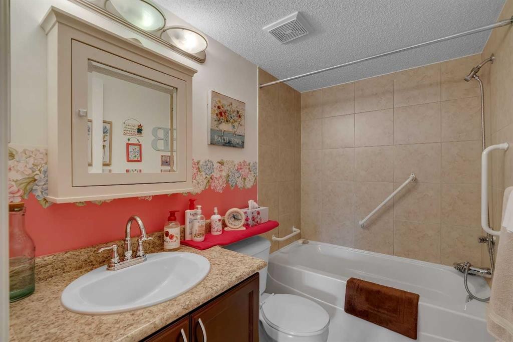 116-428 Chaparral Ravine View Se, Calgary, AB - Indoor Photo Showing Bathroom