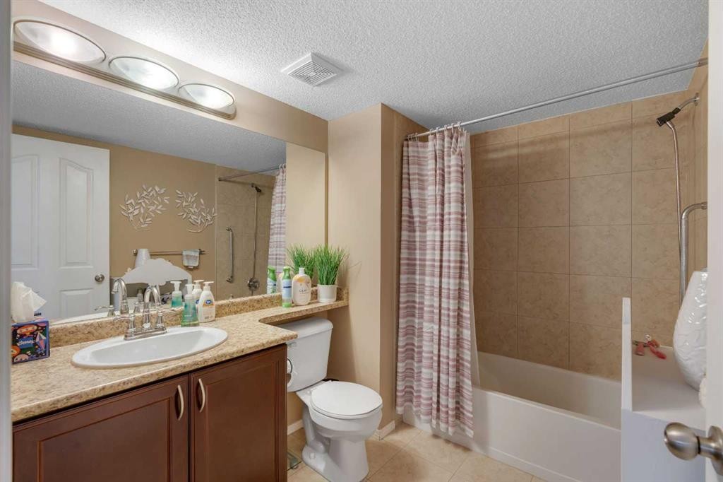 116-428 Chaparral Ravine View Se, Calgary, AB - Indoor Photo Showing Bathroom