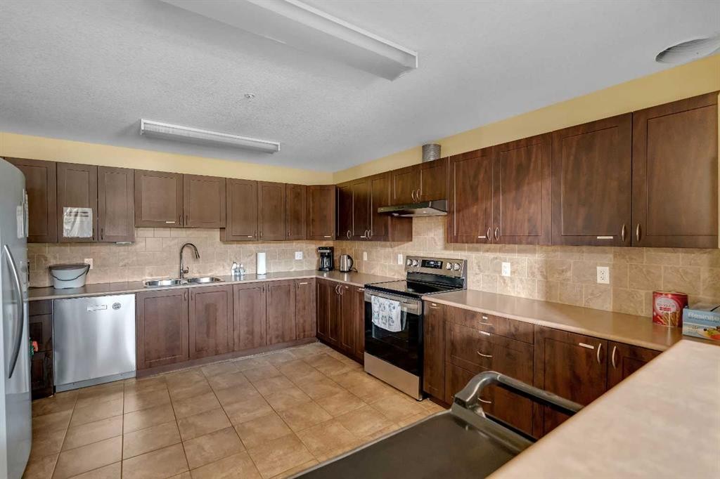 116-428 Chaparral Ravine View Se, Calgary, AB - Indoor Photo Showing Kitchen With Stainless Steel Kitchen With Double Sink