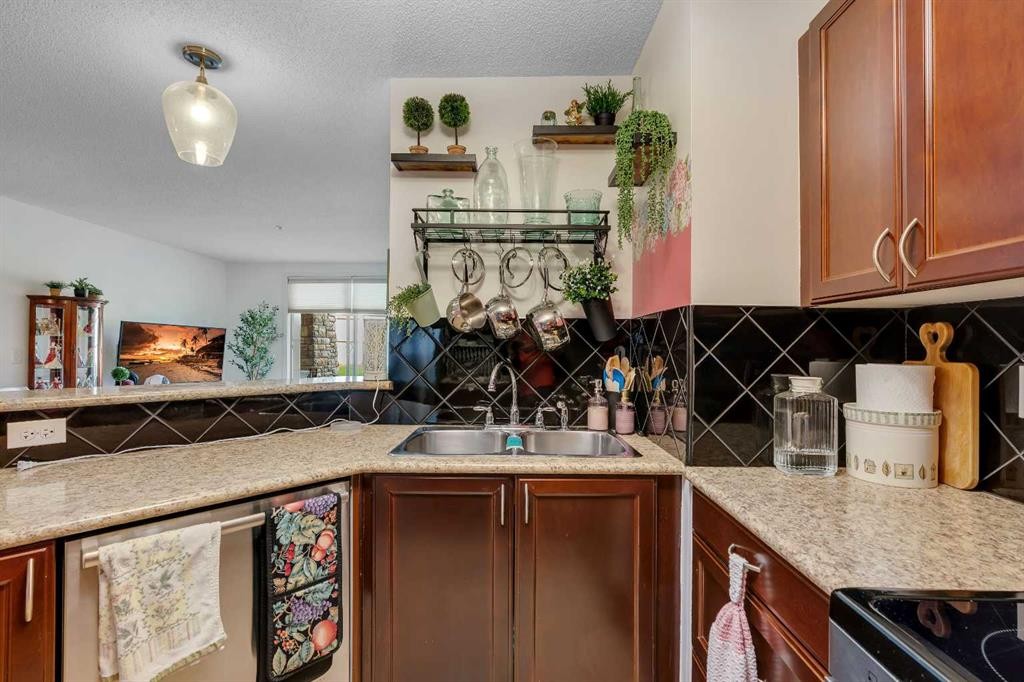 116-428 Chaparral Ravine View Se, Calgary, AB - Indoor Photo Showing Kitchen With Double Sink