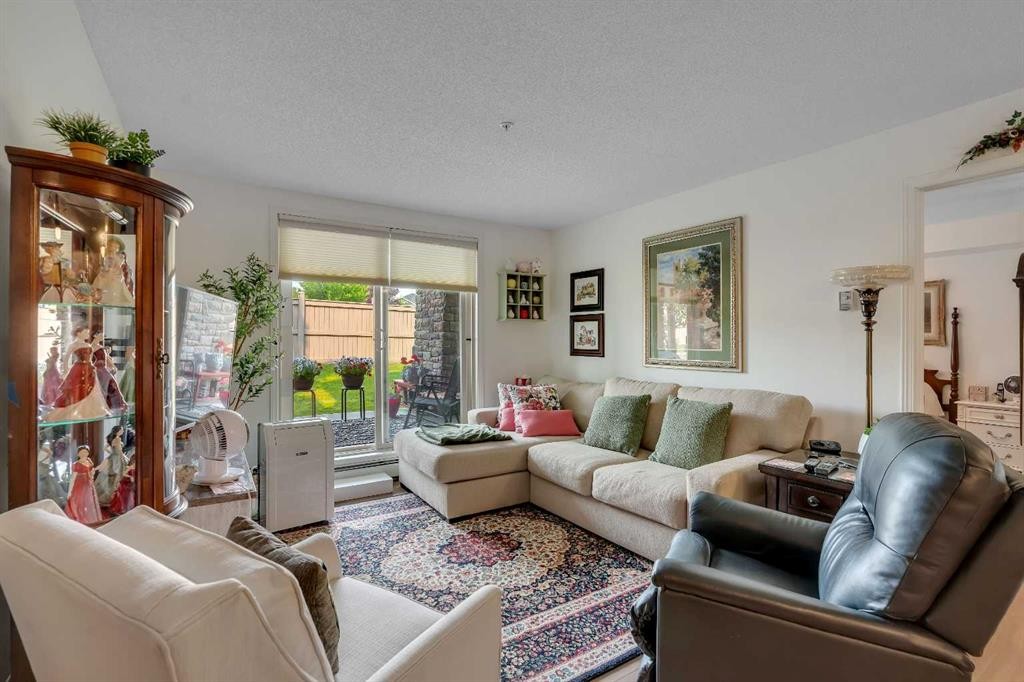 116-428 Chaparral Ravine View Se, Calgary, AB - Indoor Photo Showing Living Room