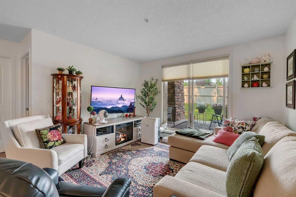 116-428 Chaparral Ravine View Se, Calgary, AB - Indoor Photo Showing Living Room