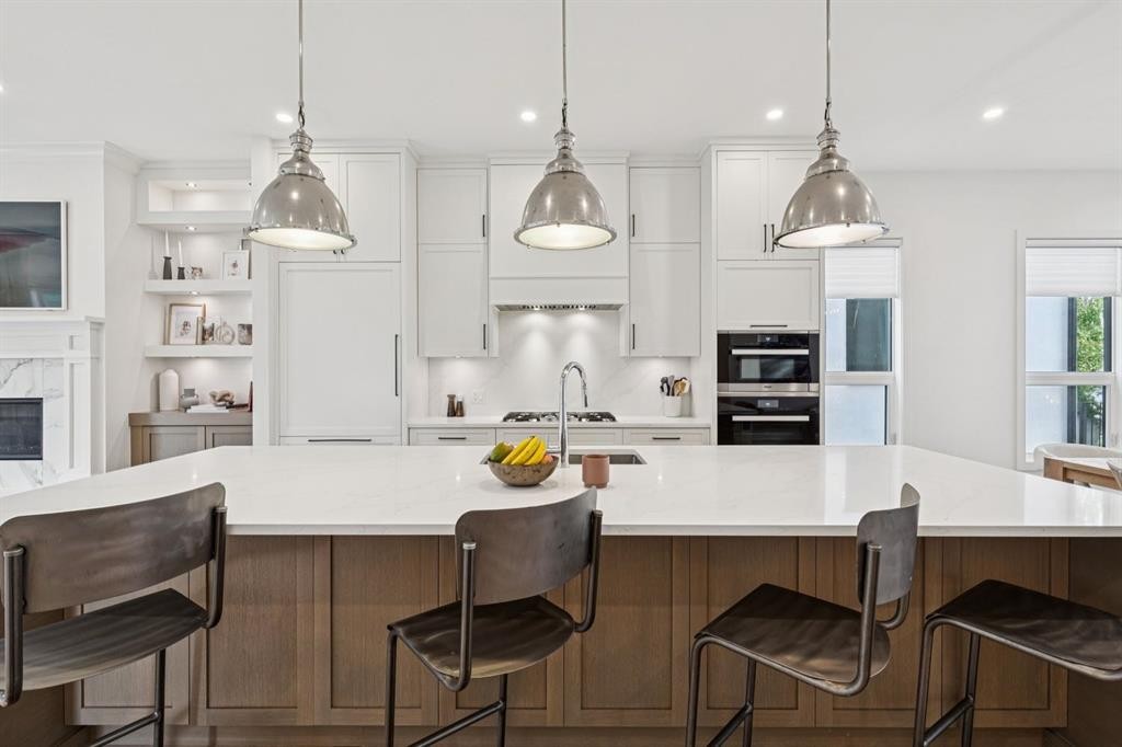 4407 17 Street Sw, Calgary, AB - Indoor Photo Showing Kitchen With Upgraded Kitchen