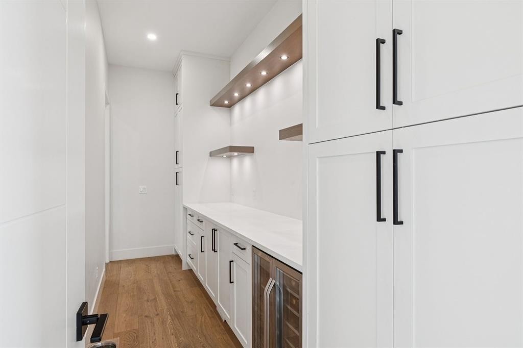4407 17 Street Sw, Calgary, AB - Indoor