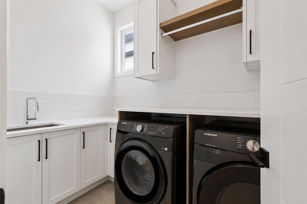 4407 17 Street Sw, Calgary, AB - Indoor Photo Showing Laundry Room