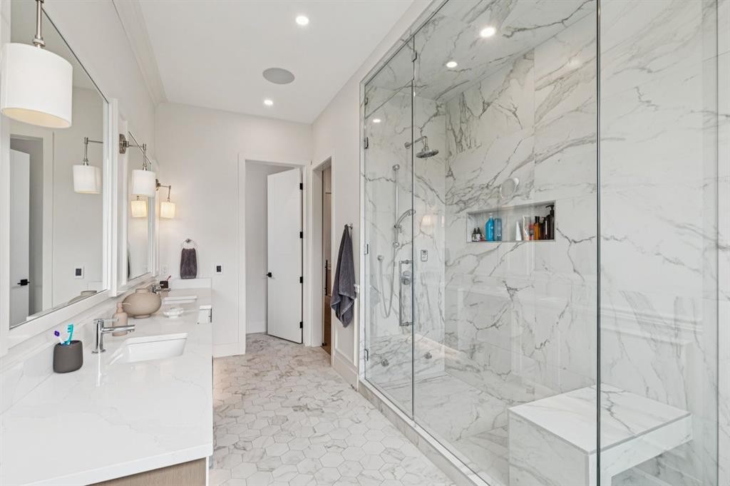 4407 17 Street Sw, Calgary, AB - Indoor Photo Showing Bathroom