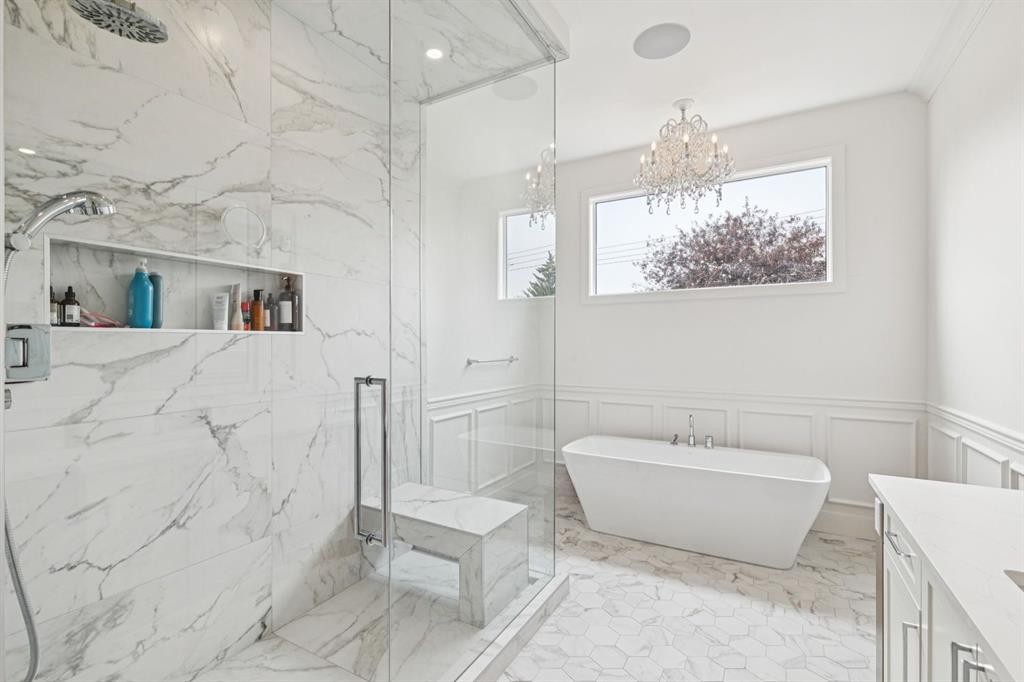 4407 17 Street Sw, Calgary, AB - Indoor Photo Showing Bathroom