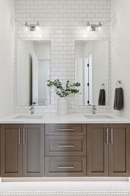 4407 17 Street Sw, Calgary, AB - Indoor Photo Showing Bathroom