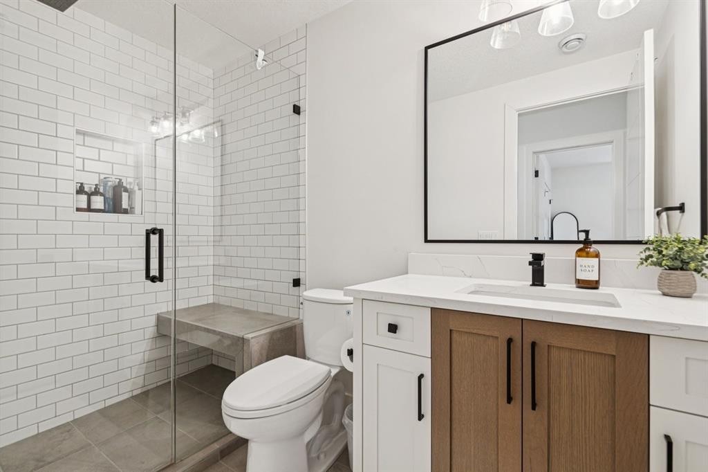4407 17 Street Sw, Calgary, AB - Indoor Photo Showing Bathroom