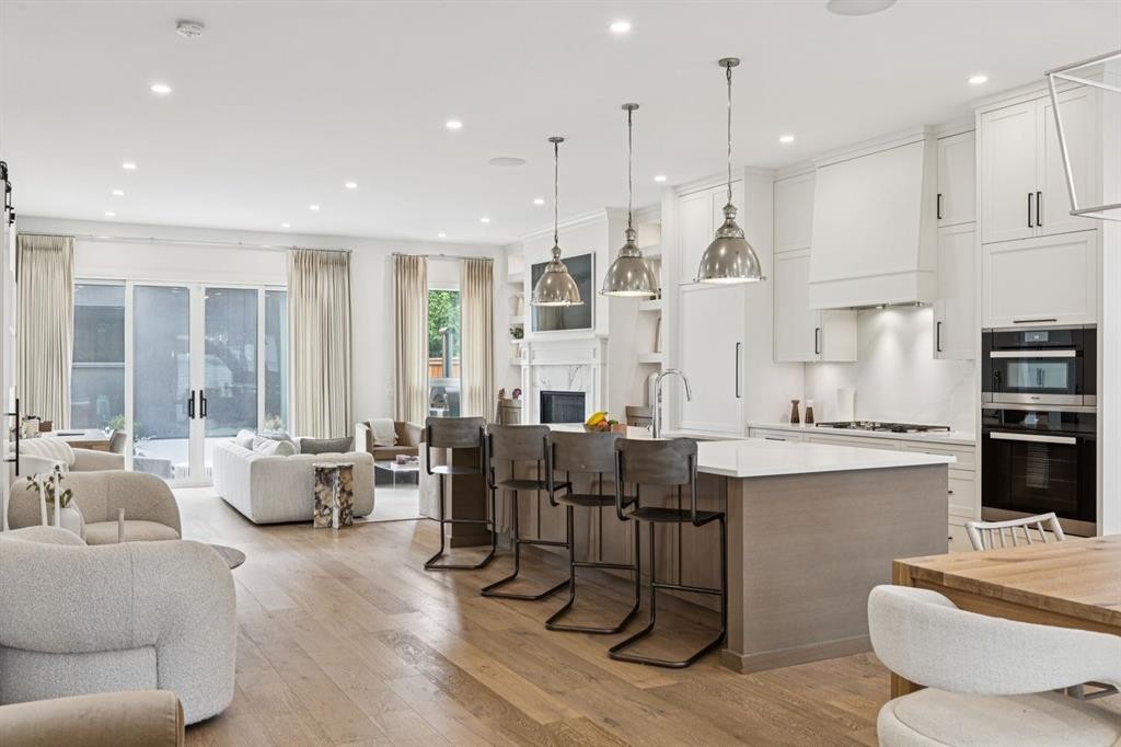 4407 17 Street Sw, Calgary, AB - Indoor Photo Showing Kitchen With Upgraded Kitchen