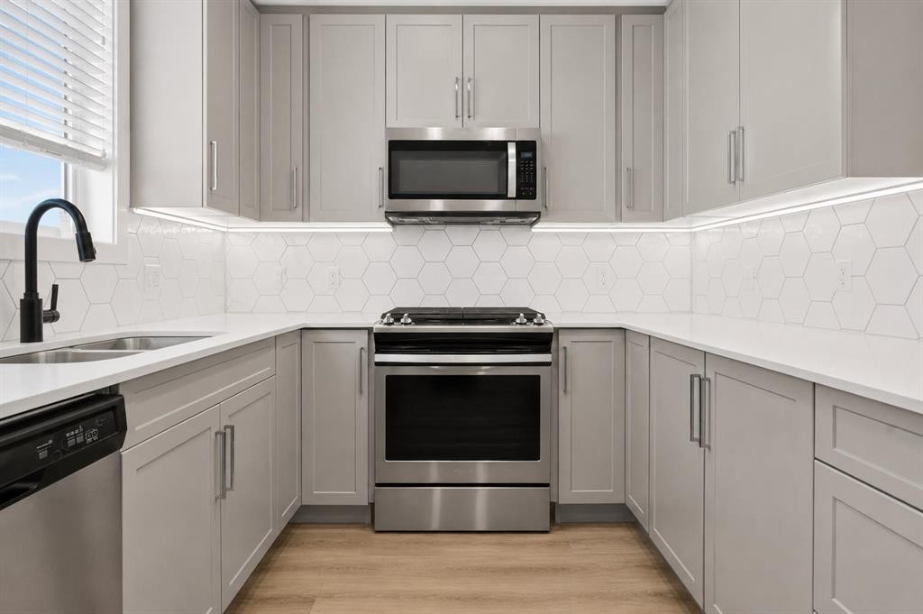 20 Evanscrest Park Nw, Calgary, AB - Indoor Photo Showing Kitchen With Double Sink With Upgraded Kitchen