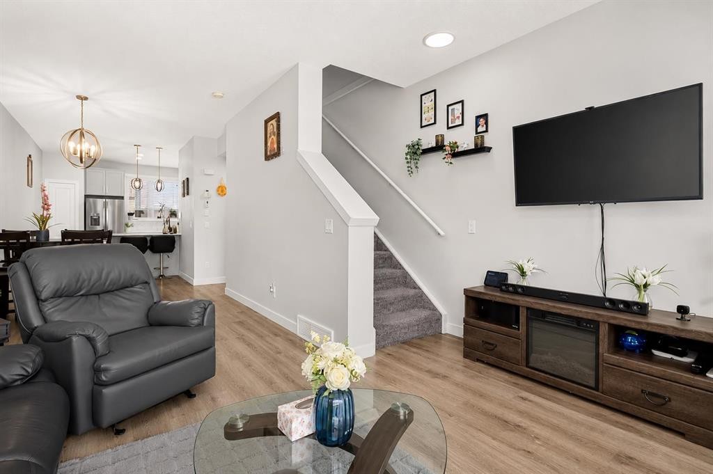 20 Evanscrest Park Nw, Calgary, AB - Indoor Photo Showing Living Room