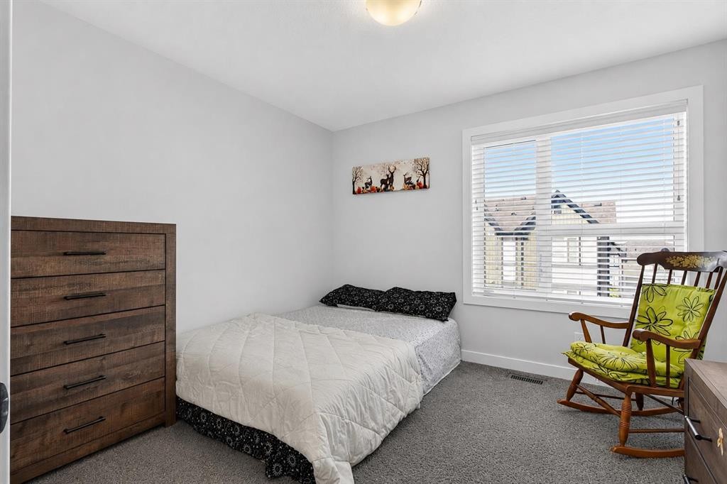 20 Evanscrest Park Nw, Calgary, AB - Indoor Photo Showing Bedroom