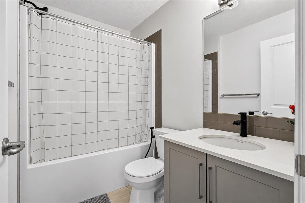 20 Evanscrest Park Nw, Calgary, AB - Indoor Photo Showing Bathroom