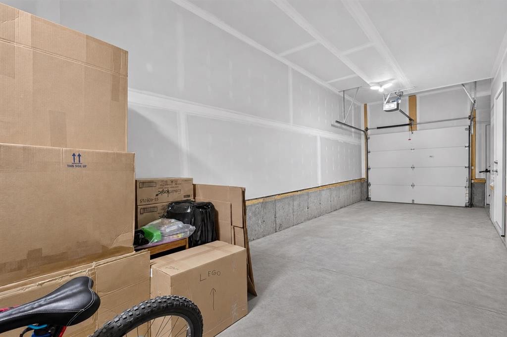 20 Evanscrest Park Nw, Calgary, AB - Indoor Photo Showing Garage