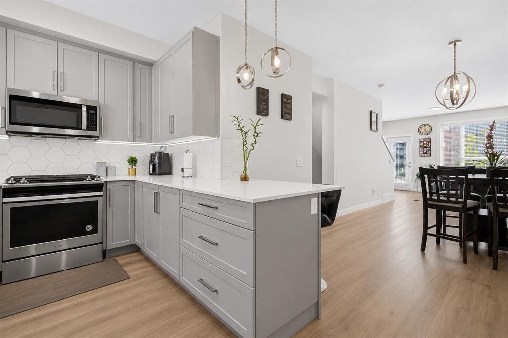 20 Evanscrest Park Nw, Calgary, AB - Indoor Photo Showing Kitchen With Upgraded Kitchen