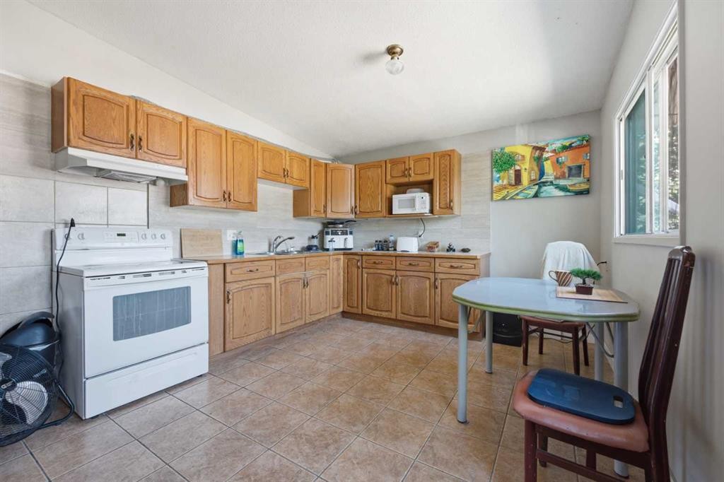 254 23 Avenue Ne, Calgary, AB - Indoor Photo Showing Kitchen