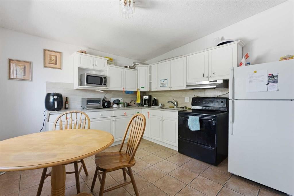 254 23 Avenue Ne, Calgary, AB - Indoor Photo Showing Kitchen