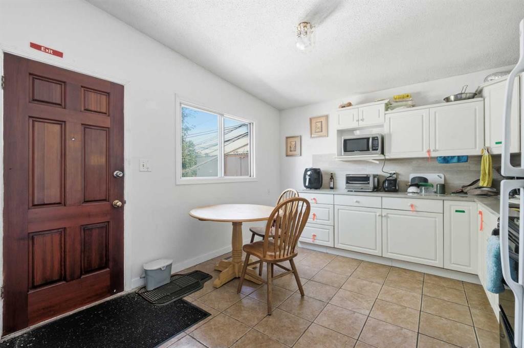 254 23 Avenue Ne, Calgary, AB - Indoor Photo Showing Kitchen