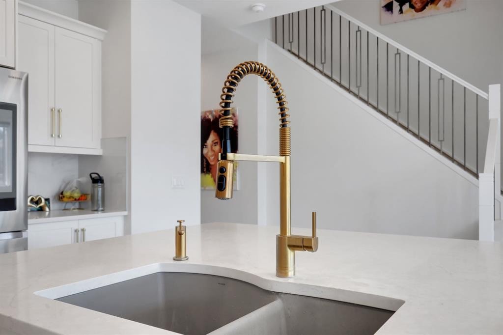 423 Legacy Circle Se, Calgary, AB - Indoor Photo Showing Kitchen