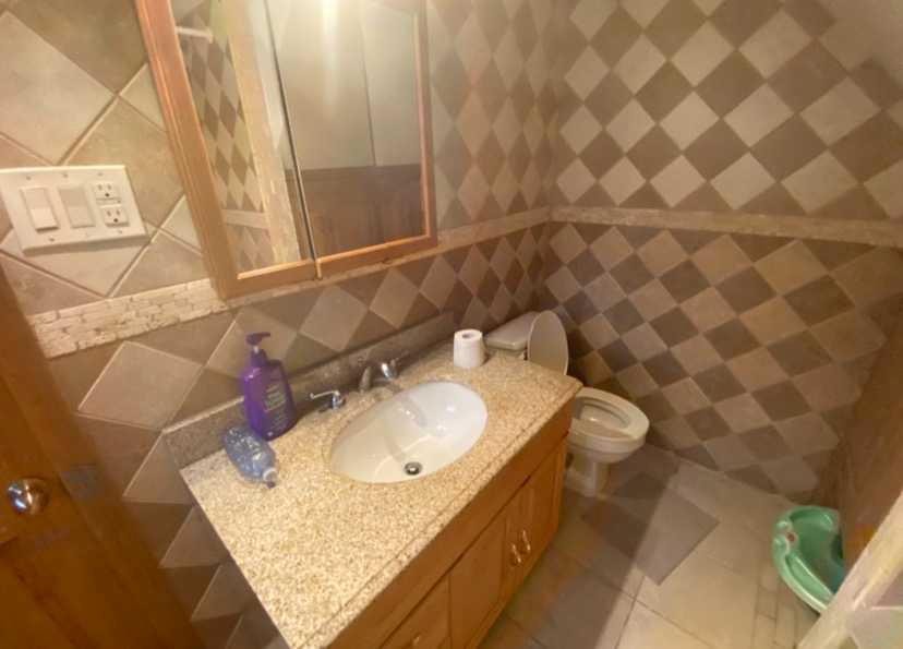 5123 19 Avenue Nw, Calgary, AB - Indoor Photo Showing Bathroom