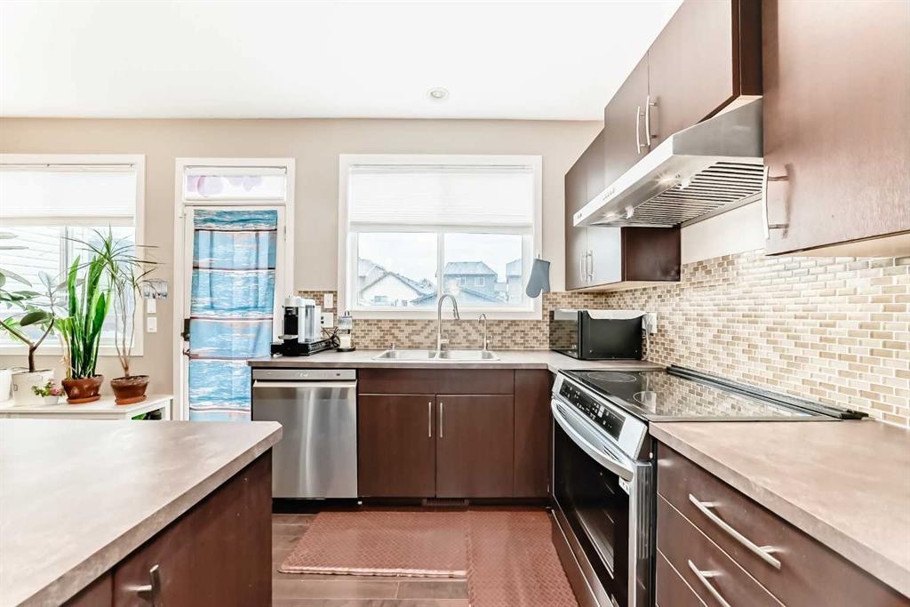 109 New Brighton Park Se, Calgary, AB - Indoor Photo Showing Kitchen