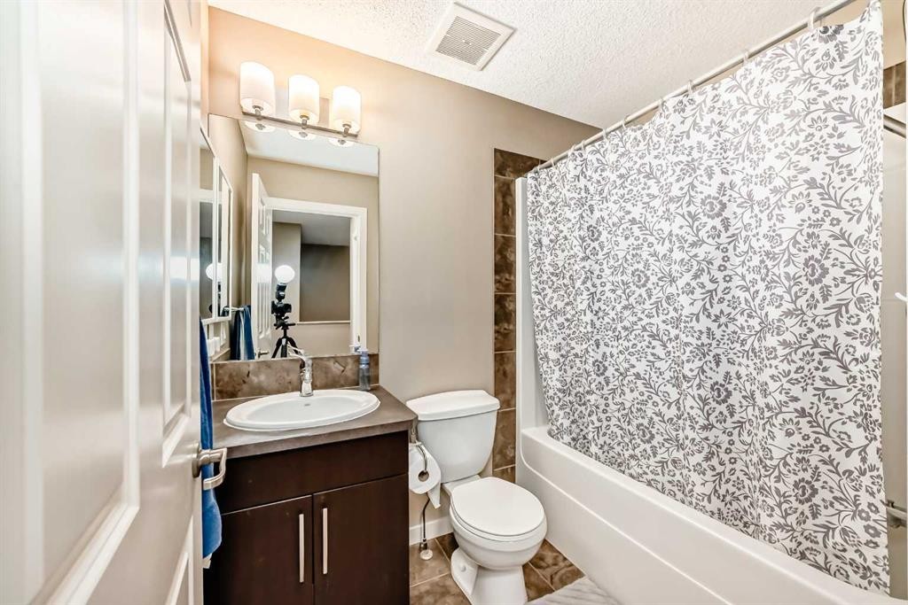 109 New Brighton Park Se, Calgary, AB - Indoor Photo Showing Bathroom