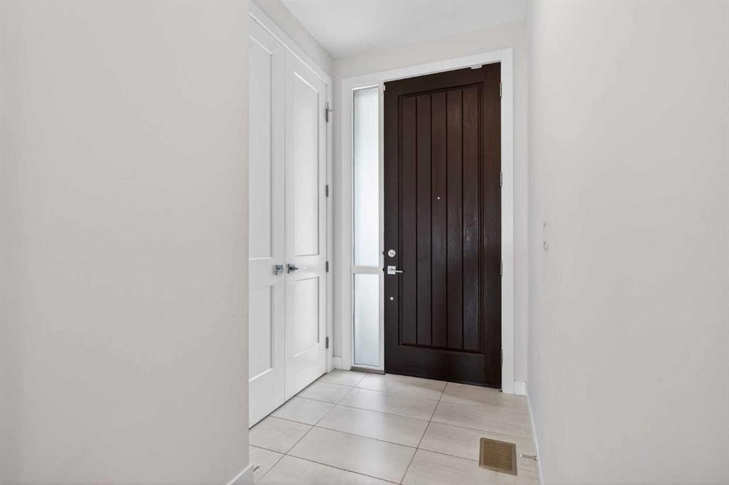 116 Crestridge Common Sw, Calgary, AB - Indoor Photo Showing Other Room