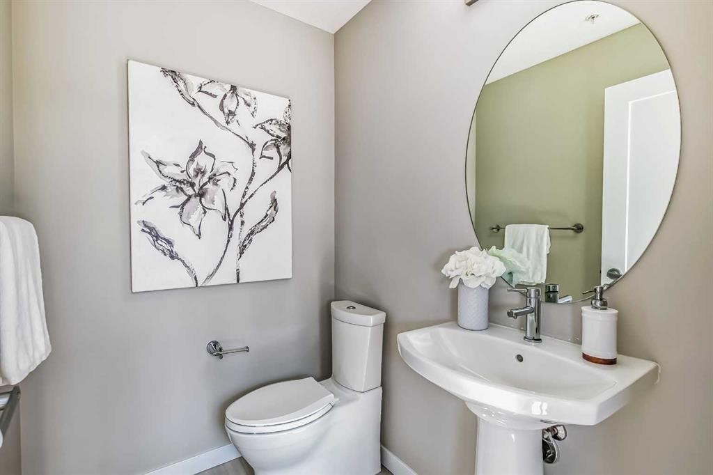 8539 8A Avenue Sw, Calgary, AB - Indoor Photo Showing Bathroom