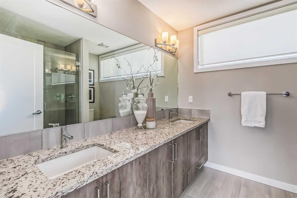 8539 8A Avenue Sw, Calgary, AB - Indoor Photo Showing Bathroom