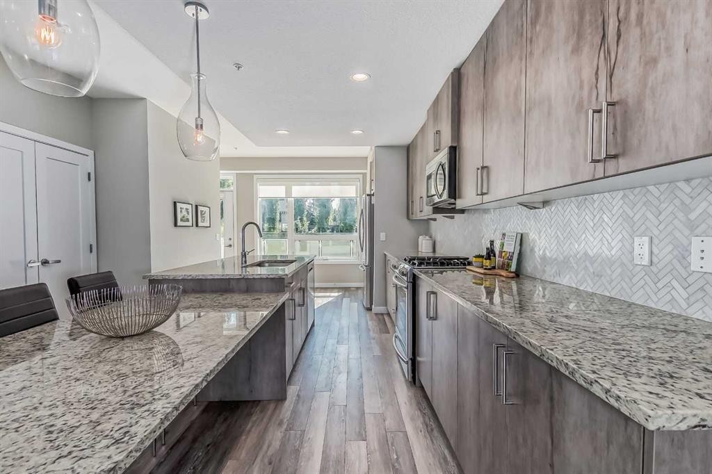 8539 8A Avenue Sw, Calgary, AB - Indoor Photo Showing Kitchen With Upgraded Kitchen
