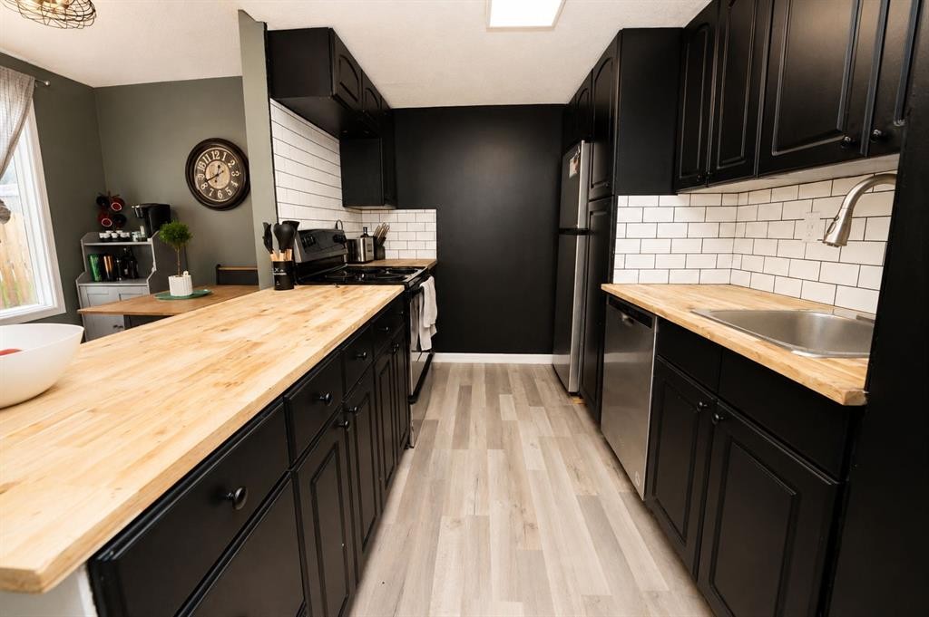 6527 Huntsbay Road Nw, Calgary, AB - Indoor Photo Showing Kitchen