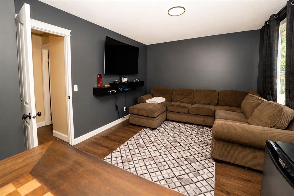 6527 Huntsbay Road Nw, Calgary, AB - Indoor Photo Showing Living Room