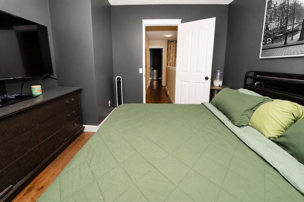 6527 Huntsbay Road Nw, Calgary, AB - Indoor Photo Showing Bedroom