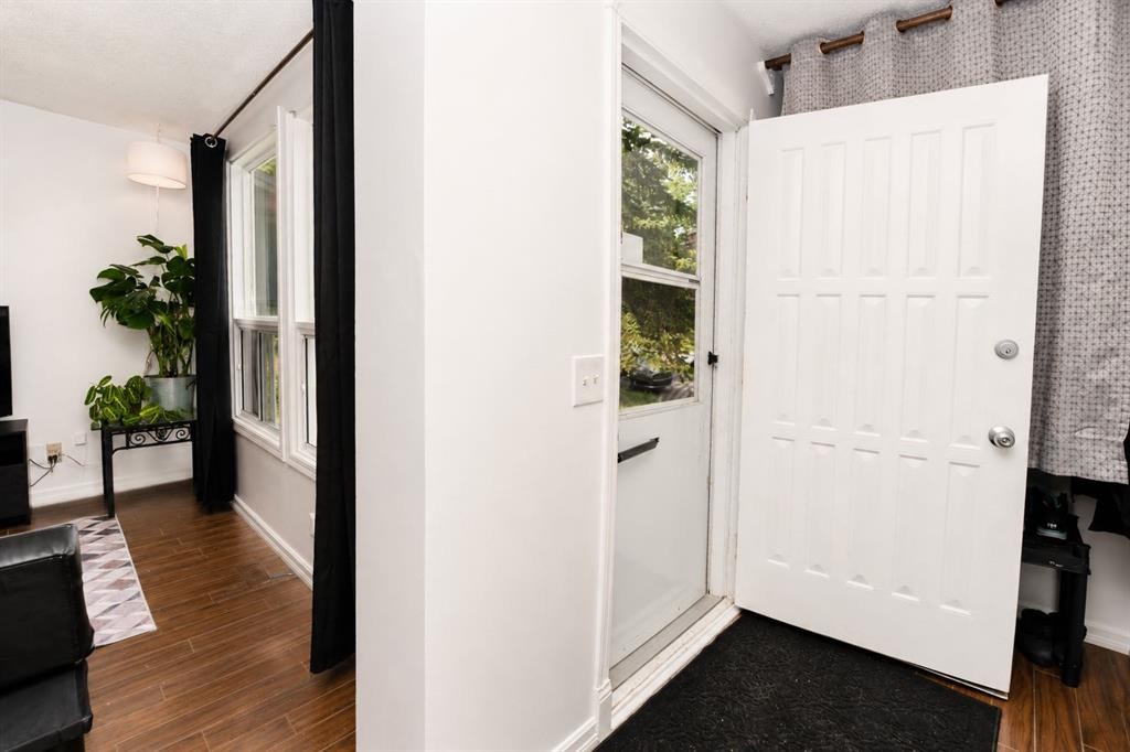 6527 Huntsbay Road Nw, Calgary, AB - Indoor Photo Showing Other Room