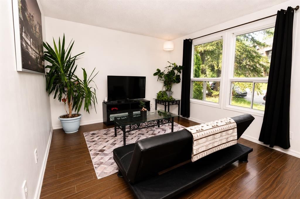 6527 Huntsbay Road Nw, Calgary, AB - Indoor Photo Showing Living Room