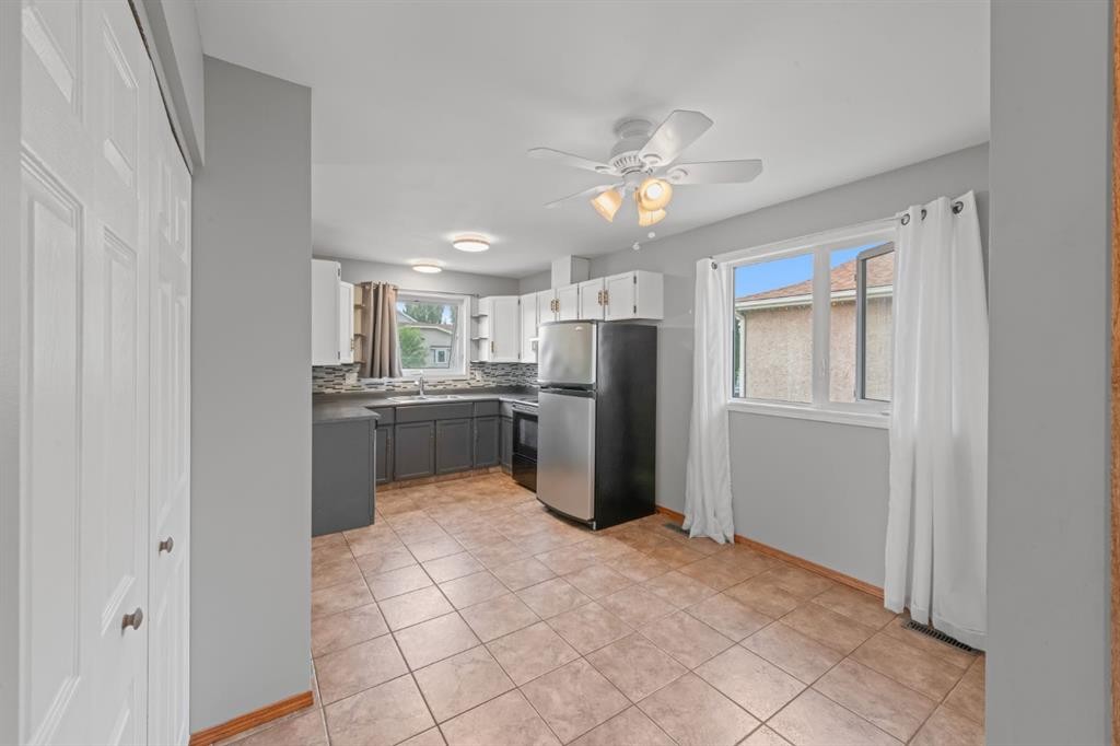 14538 37 Street Nw, Edmonton, AB - Indoor Photo Showing Kitchen