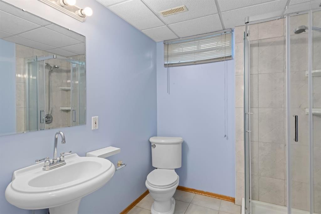 14538 37 Street Nw, Edmonton, AB - Indoor Photo Showing Bathroom