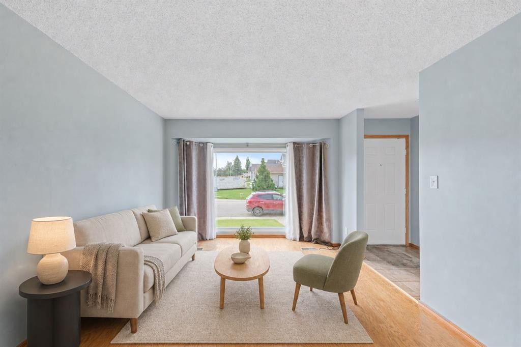 14538 37 Street Nw, Edmonton, AB - Indoor Photo Showing Living Room